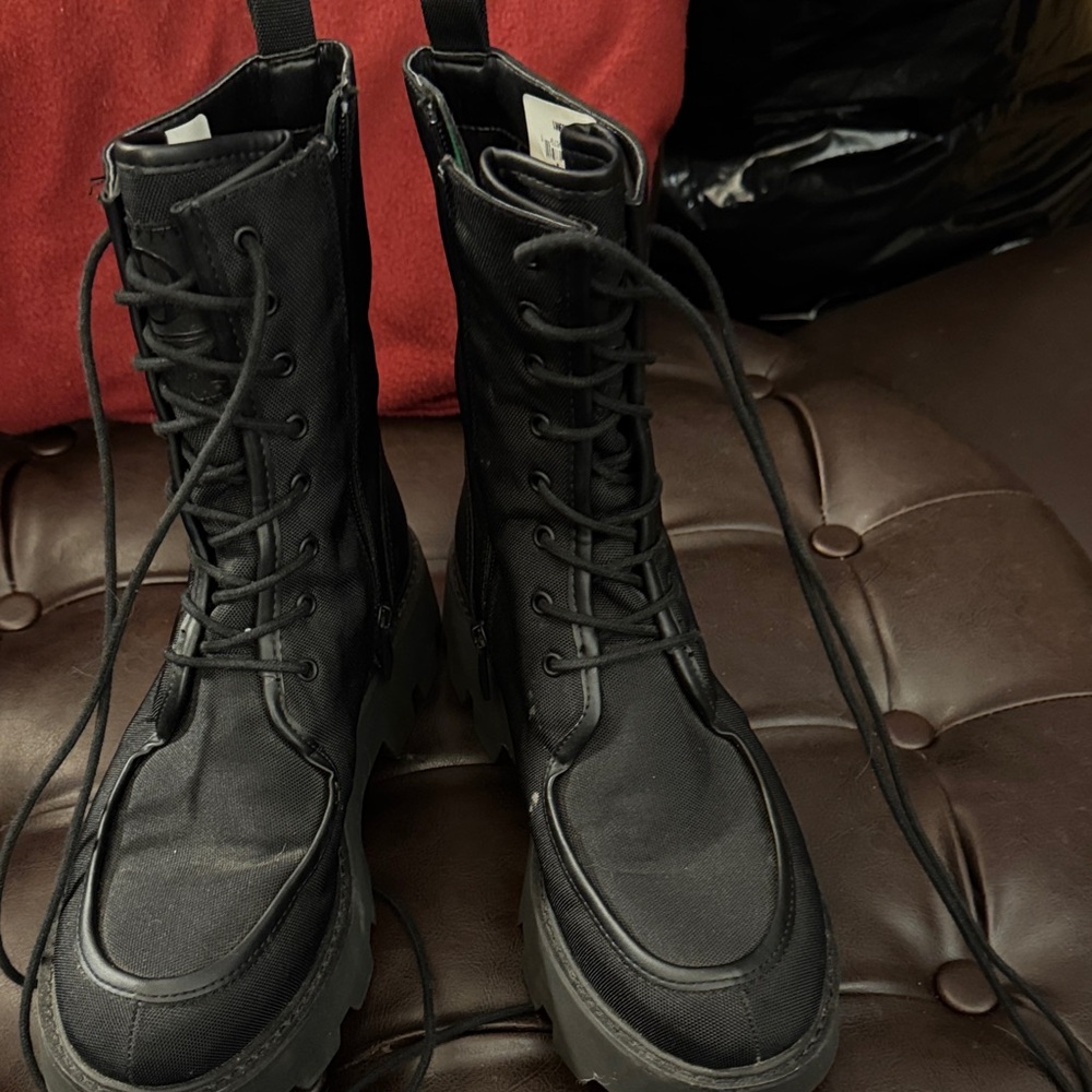 Women’s Franco Sarto Black platform boots with side zipper and long laces US 8.5